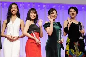 藤原纪香年近半百，与小32岁木村光希同框，气质让人忽略年龄差图片