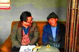 内蒙男子水边捡到辽国金牌，专家劝其上交，他却到金店熔成金镯子图片