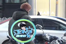 夏之光被偷拍：旁若无人狼吞虎咽吃汉堡，等车时一个动作显人品图片