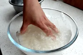 蒸米饭时，直接加水就错了，牢记3点，米饭松软又透亮，粒粒分明图片