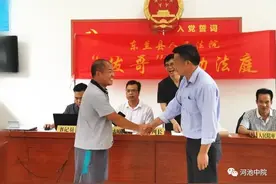 一次性解决纠纷 | 七旬老太上山烧荒，32户林木被烧毁，怎么赔？图片
