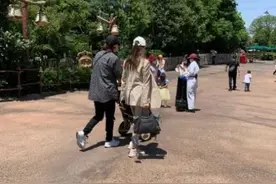 5岁Lucky仍坐婴儿车，戚薇育儿引争议：为啥不把孩子当大人对待？图片