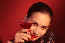 卢靖姗嫁给韩庚一年：女神发型变短发，衣着宽松喝椰汁图片