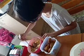 11岁女孩独自生活！社工上门家访，女孩问，“你会一直陪我，还是临时的？”图片