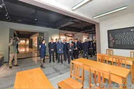 鄂竟平等校友参观华北水利水电大学校史馆首展图片