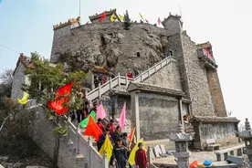 实拍山村庙会上唱大戏，演员下了舞台登神坛，给谁唱戏都得很卖力图片