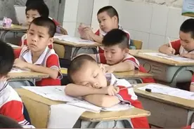 小学生考试过程中睡觉，却仍获得第一名，学霸的实力不容小觑图片