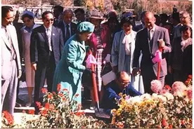 1986年英国女王第一次访华，队伍有多豪华，光衣服就带了一万斤图片