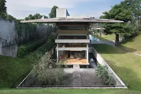 2000m²清水混凝土别墅，仅四居室却有700m²水池和3000m²花园图片