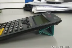 学生计算器的平面显示屏用着不舒服？一个长尾夹就能解决图片