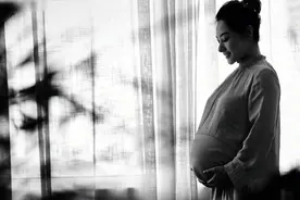 刘璇挺大肚搞怪自拍，预产期将至剪超短发，满脸笑意幸福藏不住图片