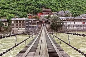 泸定桥铁索重达40吨，13根铁索上万铁环，古人是如何架起来的图片