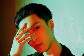 张艺兴私服品味超绝！蕾丝衬衫配西装搭50万胸针，魅力十足图片