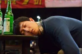 酒后有的人胡话连篇，有的人却倒头就睡？医生：这或许不是好现象图片