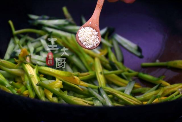 黄花菜和它一起下锅炒，又鲜又嫩好吃下饭，营养美味做法还简单