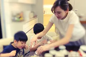 Kimi和双胞胎做蛋糕做得太多了，陈若仪把蛋糕当早餐吃图片