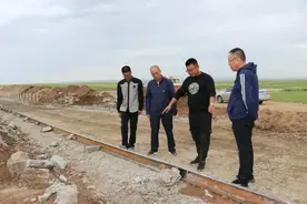 锡林浩特：修建牧区道路 助力乡村振兴图片