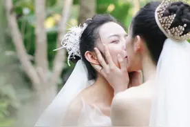 杨丽萍女徒弟结婚，同性恋婚礼得到全场祝福，俩女孩美的像白天鹅图片