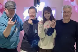 赵本山一脸疲惫地为妻子庆生，二婚近30年，事业家庭双丰收图片