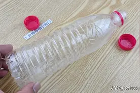 把两个塑料瓶盖粘在一起，挂在裤子上，全家人都用得到，太实用了图片