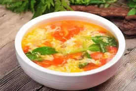 西红柿鸡蛋汤，很多人没做对，难怪味淡不好喝。大厨：这样做才对图片