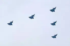 在歼20的远程截击之下，B-1B轰炸机难以发射隐形巡航导弹图片