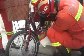 偏瘫老人脚卡进三轮车 消防紧急救援图片