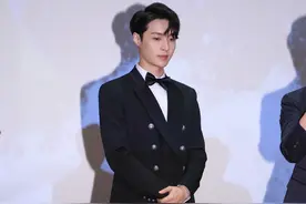 穿背带裤的张艺兴你见过吗？没想到他还有这么花哨的一面图片