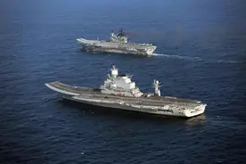 印度把“拖拉机”开上航母，充当牵引车，脑洞到底有多大？图片