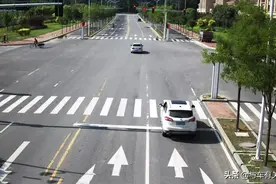 红灯时车身超过停车线，停在马路中间会被扣分吗，算不算闯红灯？图片