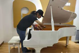 盲人调音师史重庆：用耳朵与钢琴对话图片