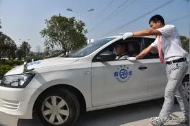 一次性拿到驾照的都是什么人？教练：或许不聪明，但有3个特点图片
