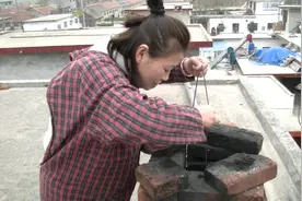 天冷了，看看农村是如何供暖的？看农村媳妇家里是这样取暖的视频封面