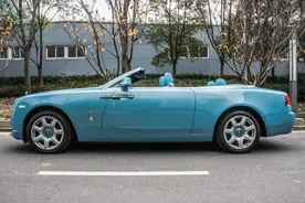 800万劳斯莱斯现身深圳，女车主长相酷似马蓉，带着一顶绿色帽子图片