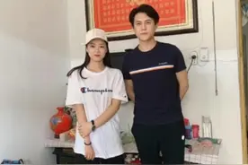 靳东回老家山东济宁，逆生长变帅又瘦了，和小女孩合影眼神温柔图片