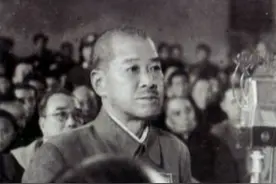 罪犯谷寿夫审判处决现场：到处都是人，两颗门牙被打飞，吓瘫倒地图片