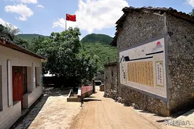 云南文山州丘北县，深藏在大山里石头村图片