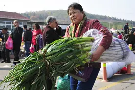 山东大姐卖蔬菜，利用人性营销，一年狂赚103万，生意人都来学学图片