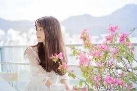 女子第一次来到城里理发，摆弄着新奇的器械，一个不小心闯了大祸图片