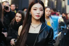 韩国女星米兰看秀遭歧视，现身街头遭受民众偷拍，被骂是移动病毒图片