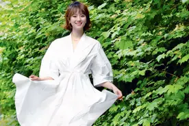 奥运解说员高菡火上热搜，不光人美还会打扮，穿白裙的模样很清纯图片