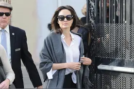 冬天想要穿出大气感，保暖“披肩”少不了，搭配示范美得太优雅图片