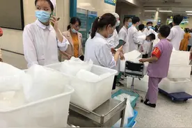 郑大一附院河医院区开诊！为降温医护人员手动运送冰块，除核磁共振外其余检查均可正常开展图片