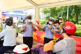 山东交警变身“段子手”，花式推广戴头盔！每天练习300遍！市民：接地气图片