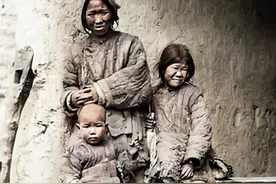 15张清末老照片：再现穷苦百姓的真实生活，孩子在襁褓中饿得直哭图片