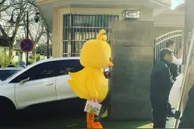 妈妈扮“小黄鸡”接女儿放学，其他家长看到这一幕，却觉得很羞愧图片