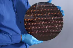 全球首款2纳米制程芯片问世：每平方毫米3.3亿晶体管，IBM打造图片