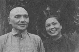 1939年邓小平来延安开会，毛主席嘱咐邓发：赶紧给他介绍一个对象图片