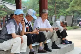 为什么有些老人，月月领着5-6千元退休金，还要去当保安？图片