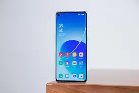 为什么不建议晚上关灯玩手机？这些危害早知道就好了图片